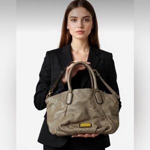 Marc Jacobs Gray Shoulder Bag with Sophisticated Design